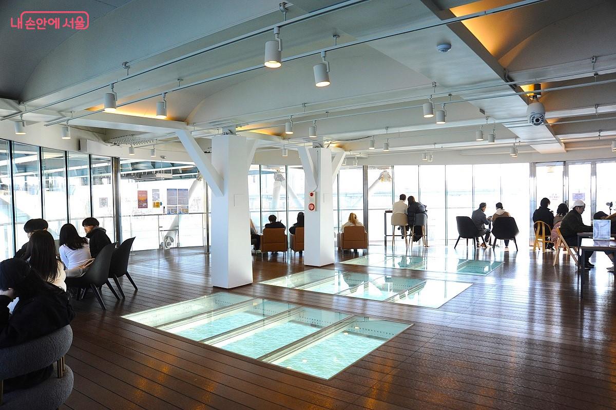 ‘광진교 8번가’ 라운지에서도 넓은 창을 통해 한강 일대를 조망할 수 있다. ⓒ조수봉