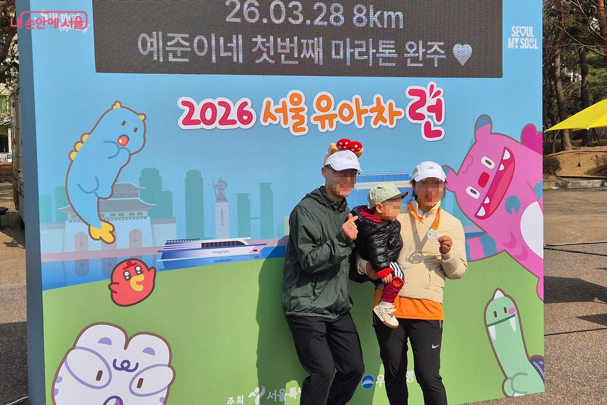 완주 포토존에서 완주 기념사진을 남기는 가족들 ©정향선