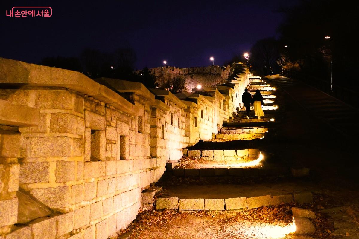 어둠 속 빛나는 성곽 계단은 전 세계 청춘들이 공유하는 추억의 길이 되었다. &copy;이봉덕