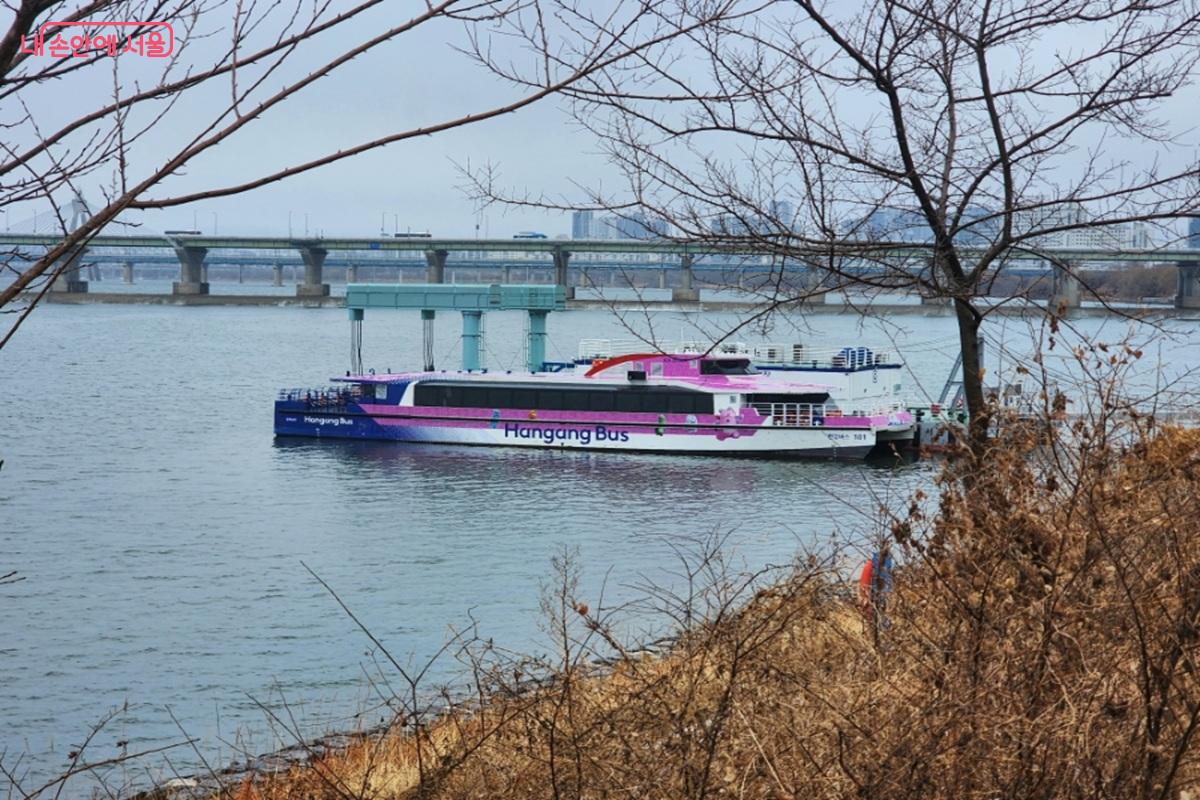 기대 이상으로 쾌적하고 멋진 한강 뷰를 자랑하는 서울 한강버스 &copy;김윤화