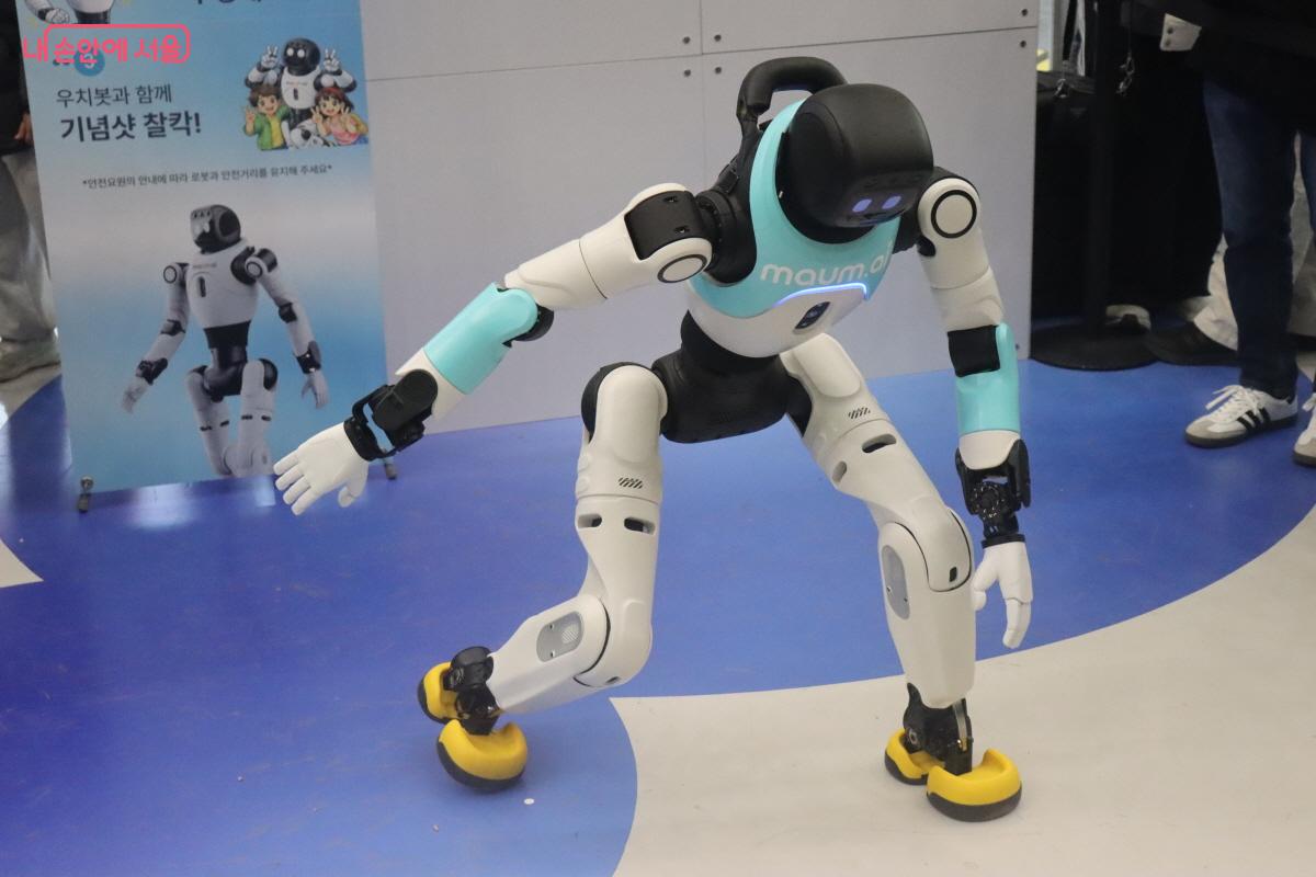 노래에 맞춰 춤을 추는 우치봇 &copy;조송연