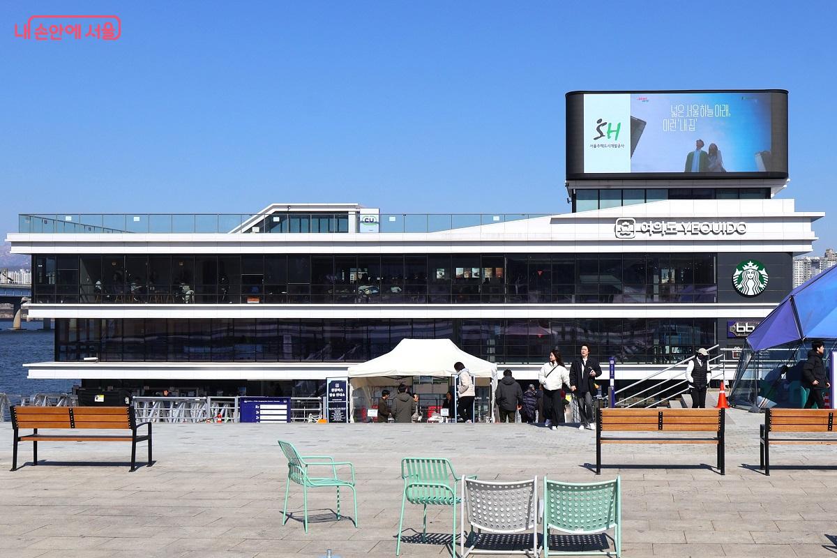 여의도선착장은 시민들의 새로운 휴식처가 되었다. ⓒ이봉덕