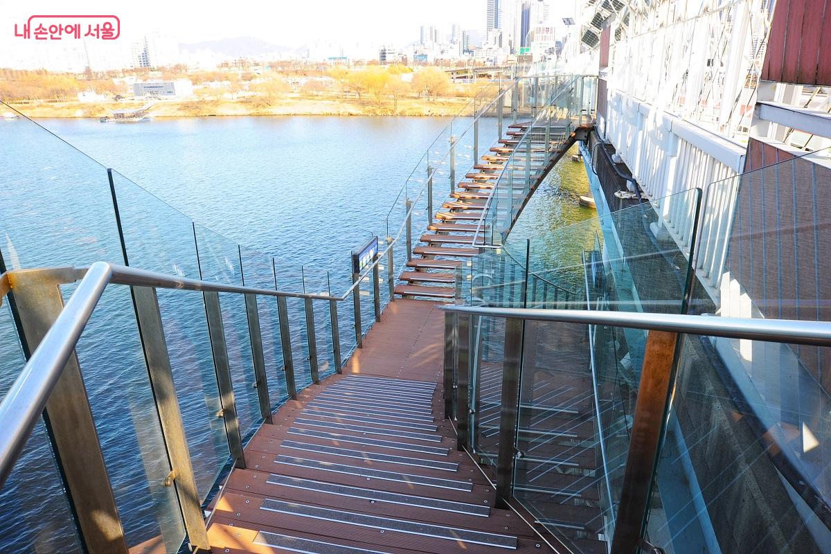 광진교 상판에서 ‘광진교 8번가’로 연결되는 계단 ⓒ조수봉