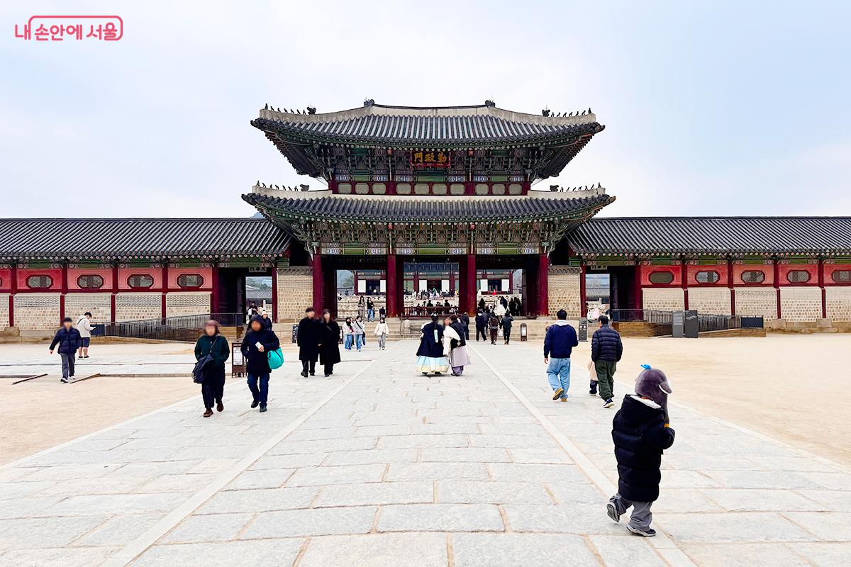 경복궁은 단종의 짧았던 왕위와 비극적 운명이 시작된 조선의 정궁이다. 12세에 왕이 됐다가 숙부 수양대군에게 왕위를 빼앗겼다. &copy;전미애