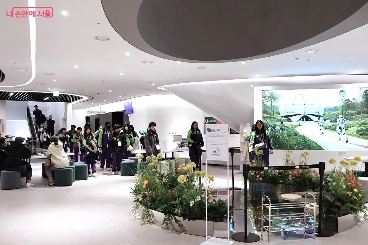 첨단 기술과 자연이 어우러진 과학관 1층 로비, 중국에서 단체 관람을 온 학생들이 줄지어 이동하고 있다. &copy;김대진