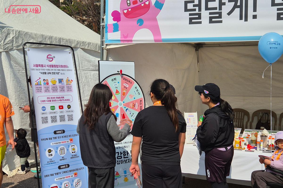 시민들은 즉석 경품 추첨을 통해 저당 음료와 과자 등을 선물받았다.