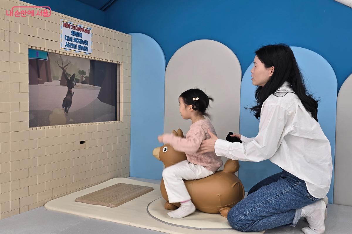 움직이는 기구 위에서 균형을 잡으며 신나게 라이딩 체험을 해보자. &copy;강사랑