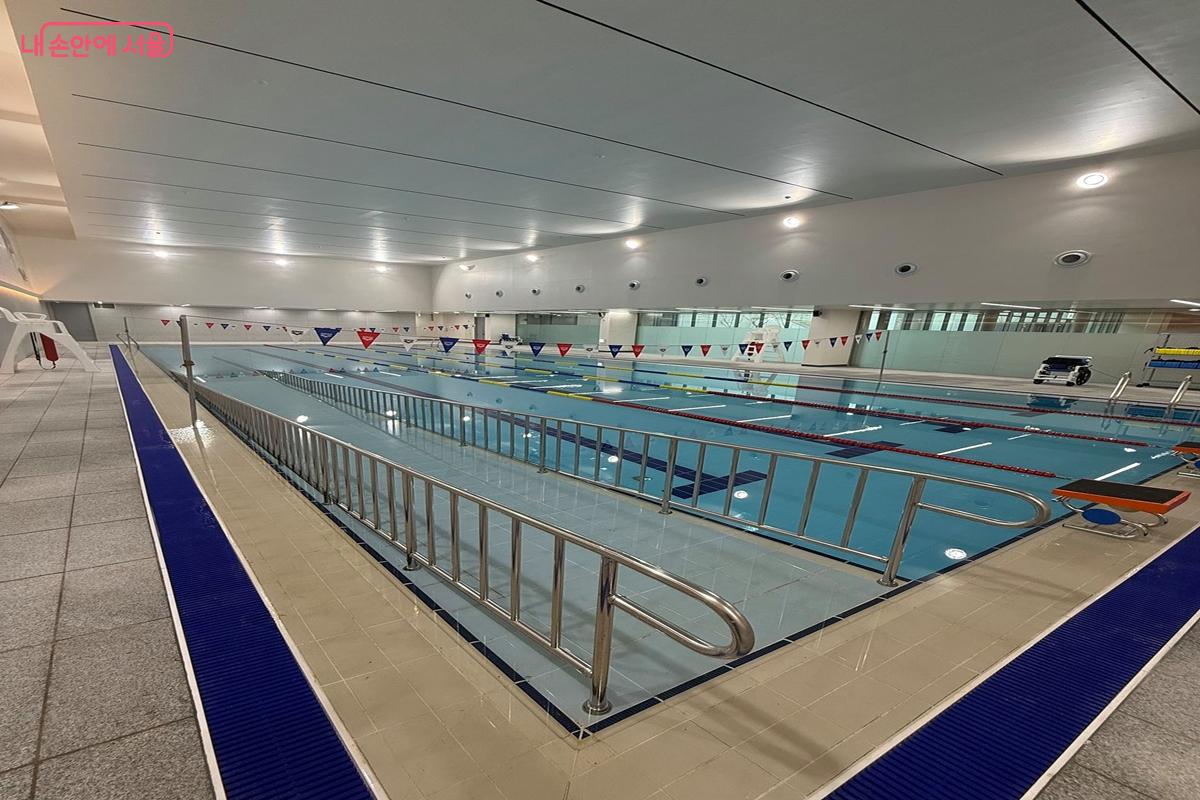 휠체어 이용자가 물속으로 진입할 수 있도록 수중 경사로가 설치되어 있다. &copy;강사랑