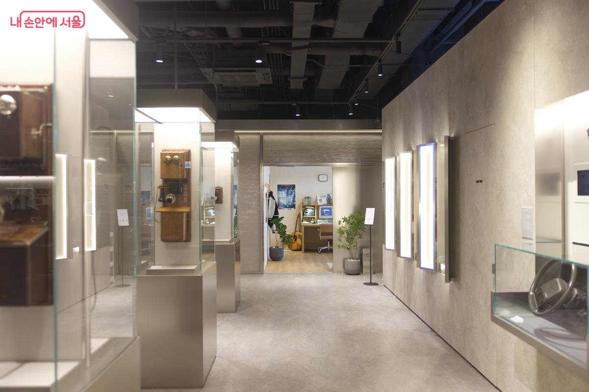 상당히 모던한 컨셉의 전시관 인테리어와 오래된 전시작품들이 대조적인 느낌이 든다