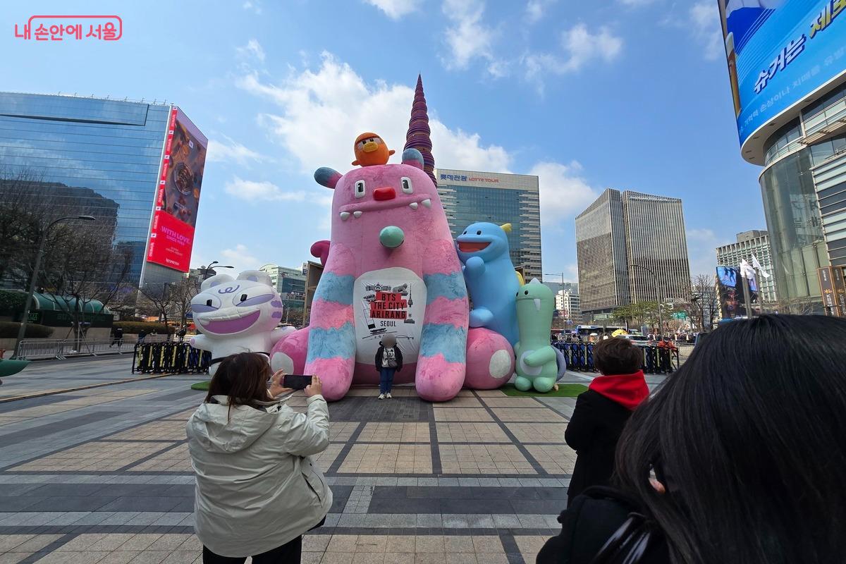 관광객들이 거대한 해치와 소울프렌즈 아트벌룬 앞에서 기념사진을 찍고 있다. &copy;천태봉