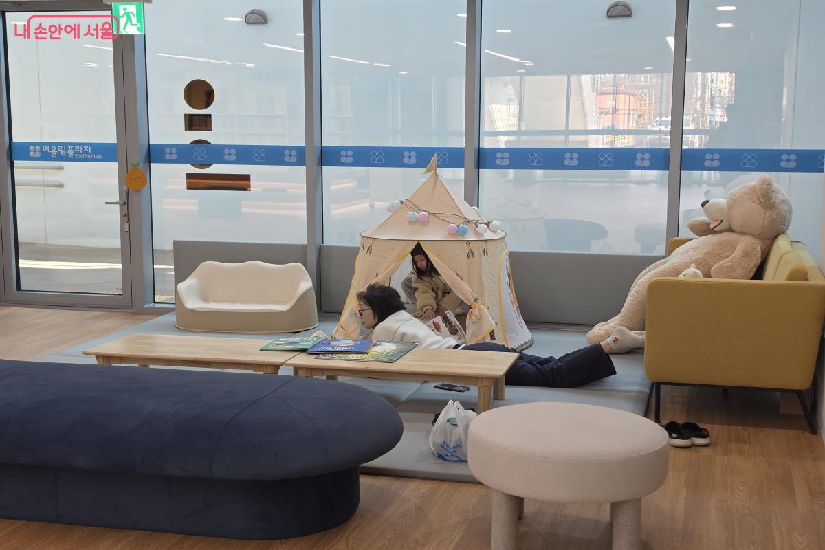 할머니와 손녀가 책을 읽고 있다. ⓒ조송연