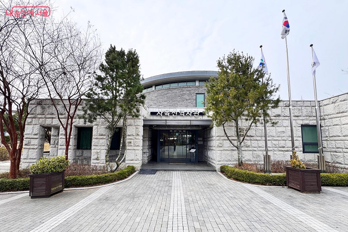 사육신역사관 전경. 조선 시대 단종 복위를 위해 목숨을 바친 사육신의 충절을 기리기 위해 조성된 역사 교육 공간이다. &copy;전미애