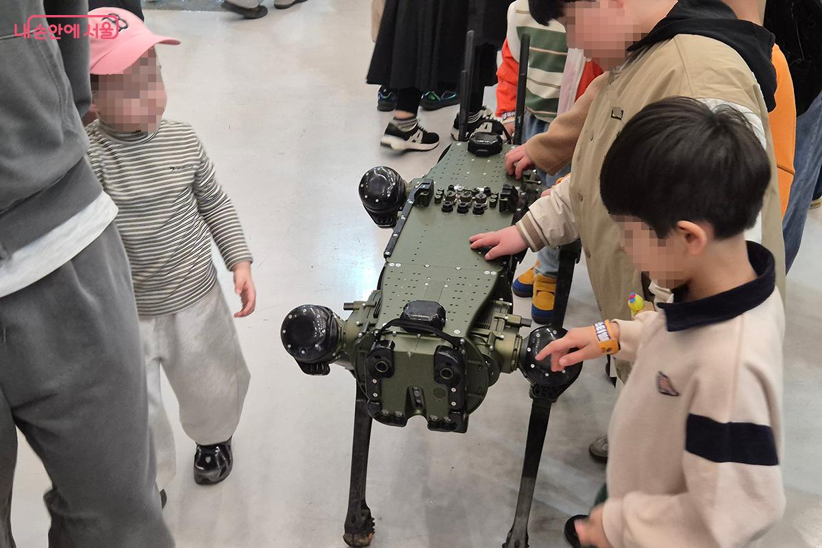 고스트로보틱스(Ghost Robotics)의 사족 보행 로봇 '비전 60 (Vision 60)'