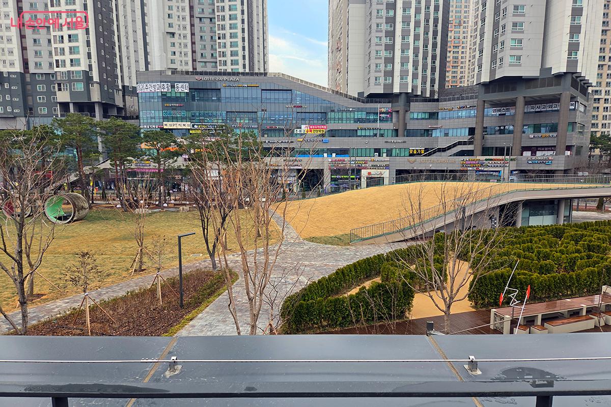 탁 트인 시야로 도심과 공원 전경을 한눈에 담는 옥상 정원 ⓒ이다현