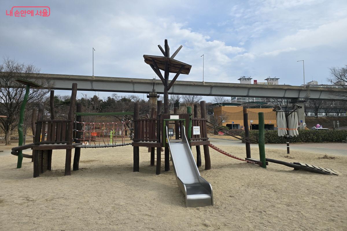 미끄럼틀과 놀이터.