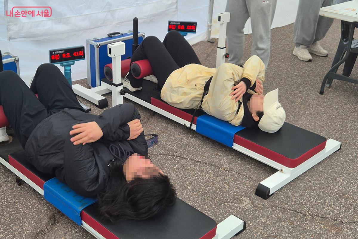 윗몸일으키기를 통해 복근과 기립근 운동 능력을 측정하는 참가자들 &copy;이혜숙