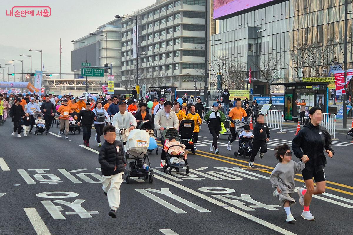 '거북이반', '유아차 졸업반' 참가자들이 순차적으로 도심을 향해 나아간다. 