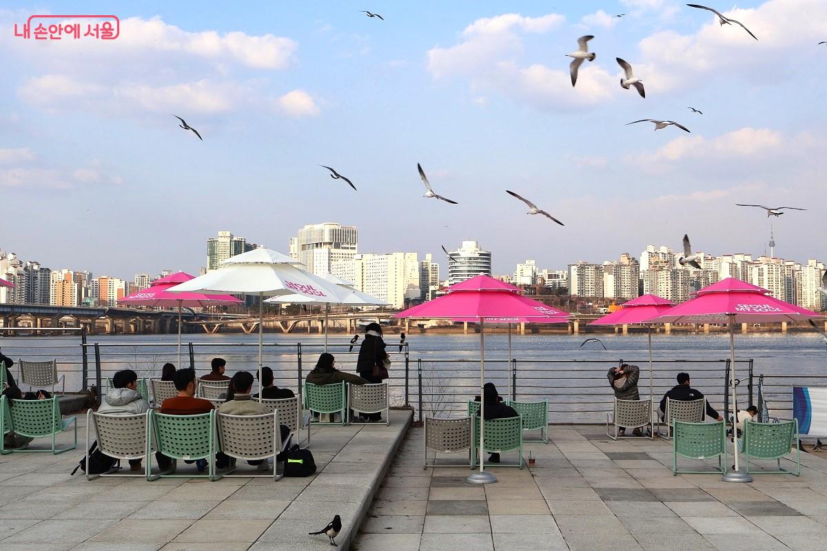 여의도선착장 라운지에서 시민들이 여유롭게 휴식을 취하며 한강의 정취를 만끽하고 있다. ⓒ이봉덕