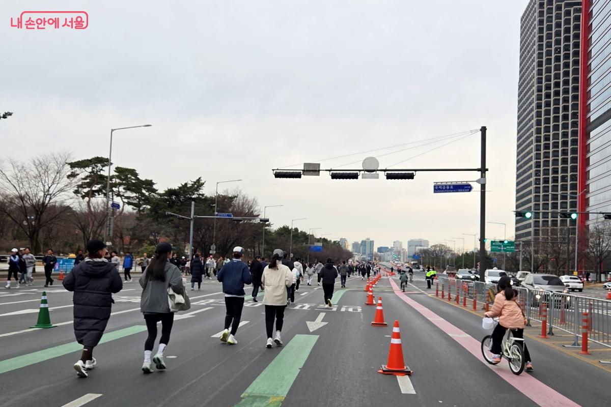 안전 펜스가 설치되어 안심하고 도로를 걷고, 뛸 수 있었다. &copy;김미선
