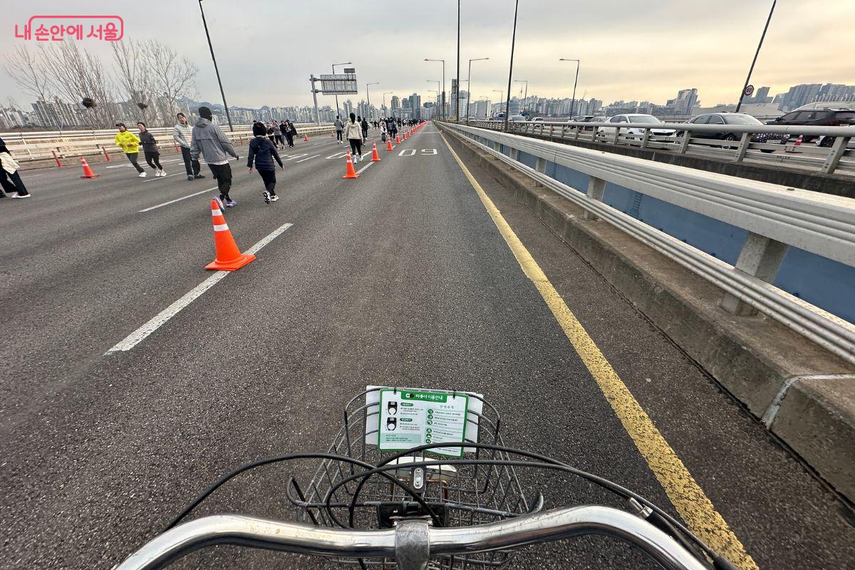 차량이 달리던 넓은 도로 위로 시민들이 자유롭게 걷고 뛰는 풍경이 이채롭다. &copy;김재형