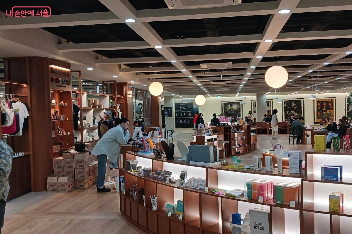 기존 굿즈샵과 책마당으로 분리돼 있던 ‘세종라운지’ 공간을 통합해 방문객 체류형 공간으로 재구성했다. ©임영근
