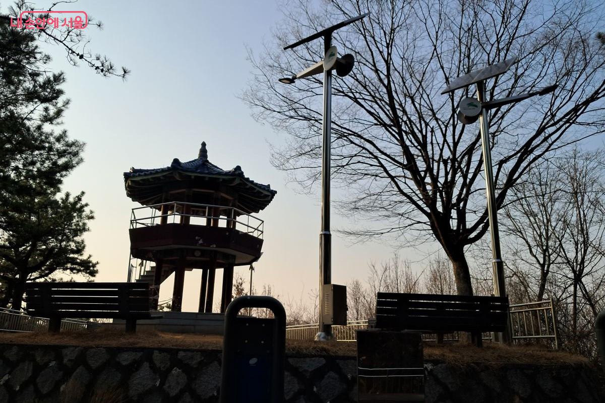 해가 저물고 있는 은평정. 밤에도 아름다운 도시 야경을 선사한다. ©장형진