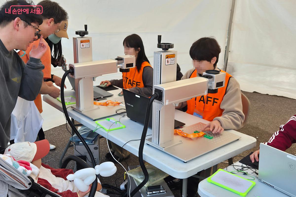올해는 '메달 각인 서비스'가 제공되어 아이들에게 인생 첫 '완주'의 기억을 영원히 새겨줄 수 있었다.