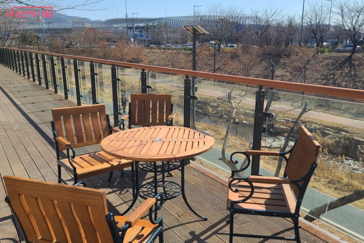 산책로 옆 벤치 모습 &copy;김미정