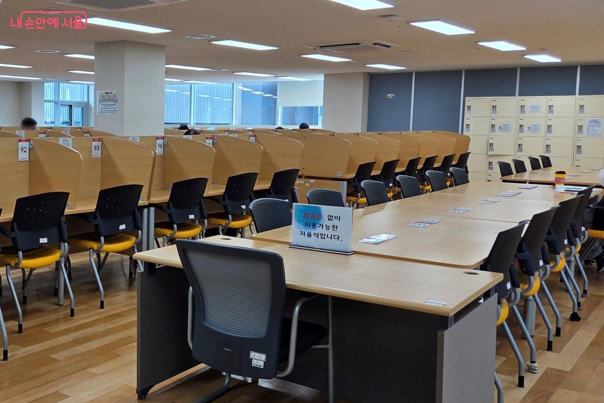 사물함이 있는 공간으로 회원증이 없는 경우 자율석을 이용한다. ⓒ김미선