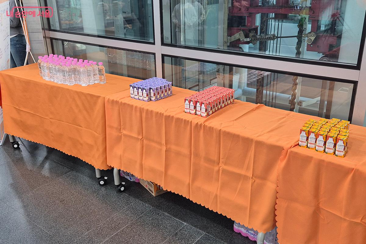 &lsquo;덜 달달 원정대&rsquo; 발대식 참가자들이 사은품으로 받은 저당음료 &copy;백승훈