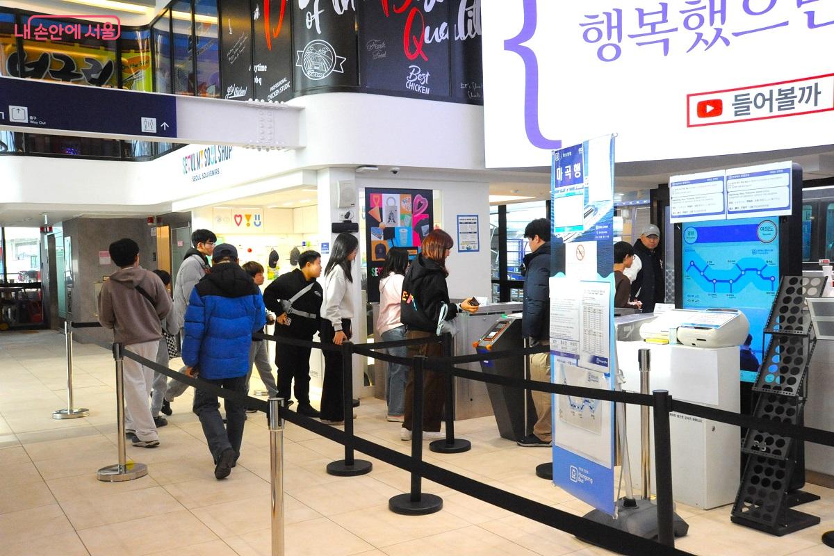 여의도선착장에서 한강버스 이용객들이 탑승 절차를 밟고 있다. &copy;조수봉