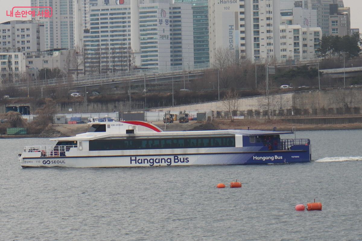 한강을 오가는 한강버스.