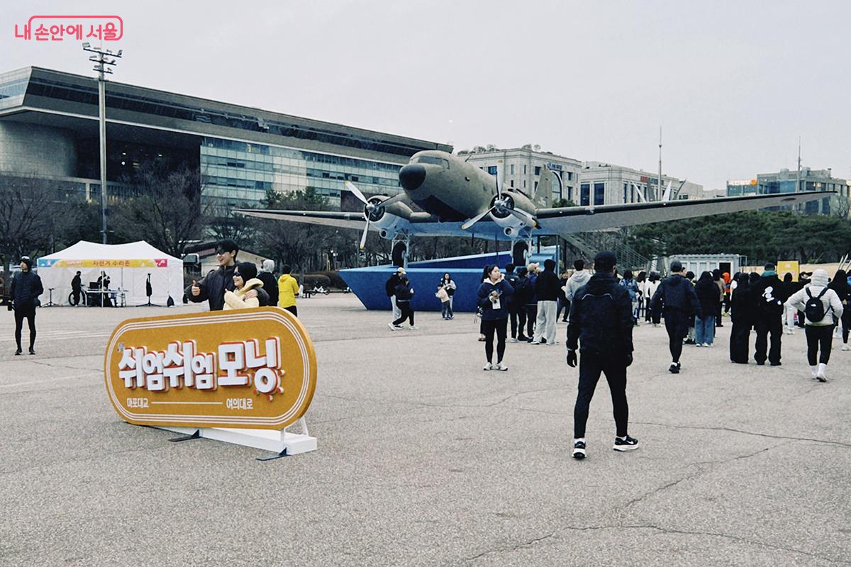 7시에 예정된 쉬엄쉬엄 모닝 행사를 앞두고 여의도공원을 찾은 시민들이 기념 사진을 남기고 있다. ⓒ김아름