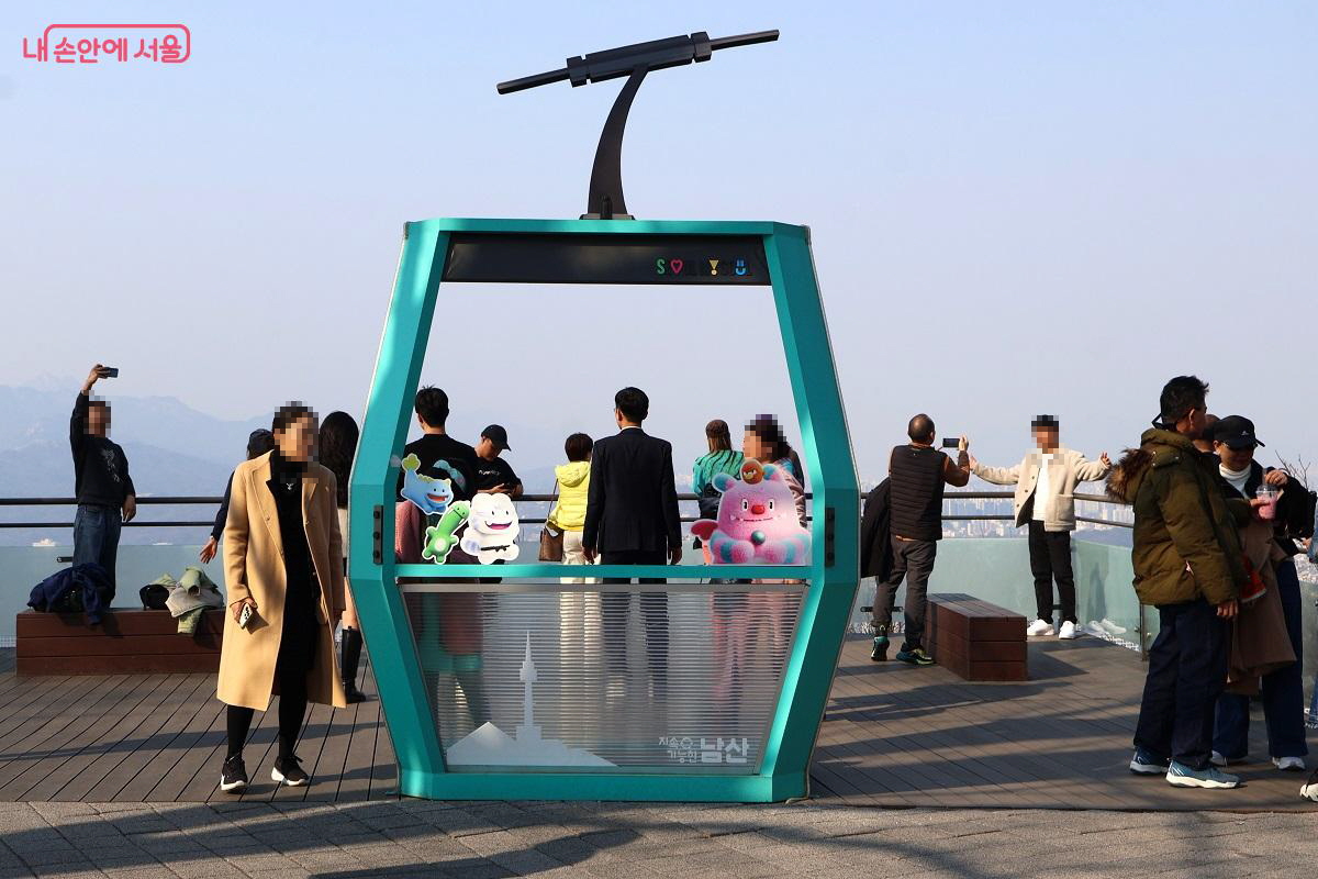 남산의 상징 케이블카 포토존에서 추억을 남기는 관광객들 &copy;이봉덕