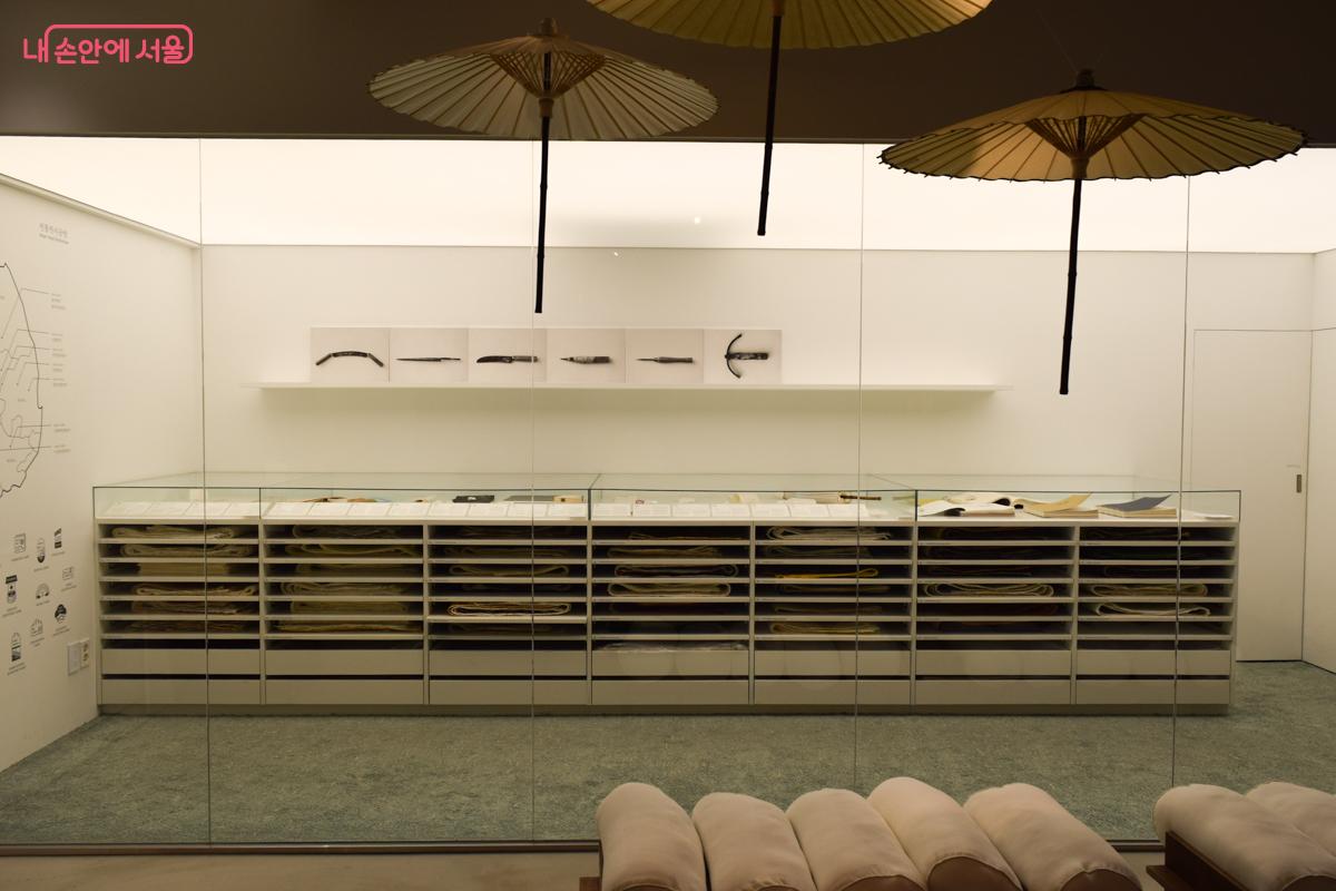 통유리창 너머로 바라본 한지 자료 저장소 전경 ⓒ이명은