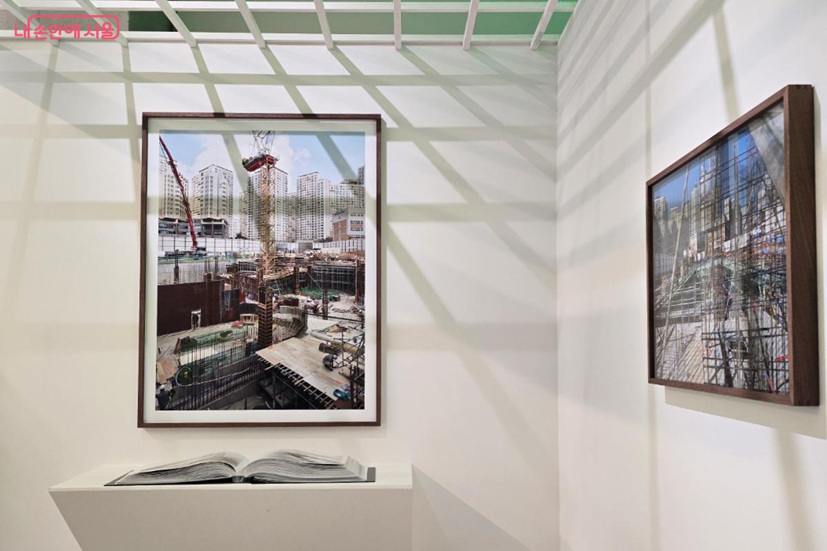 서서울미술관  건립 과정과 도시의 변화를 기록한 사진 작품이 전시되어 있다. &copy;박진영