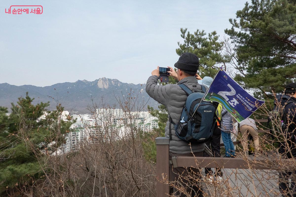 2조 참가자가 풍경 사진을 찍는 중이다. 참가자들은 이후에도 함께 길을 걷는 모임을 이어간다. &copy;김인수