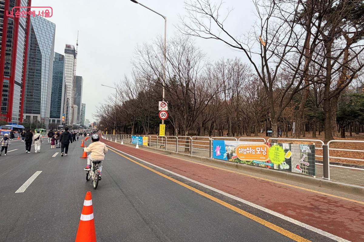 평소 차가 달리던 길에서 안전요원의 안내 속에서 여유롭게 자전거를 탈 수 있었다. ⓒ노윤지