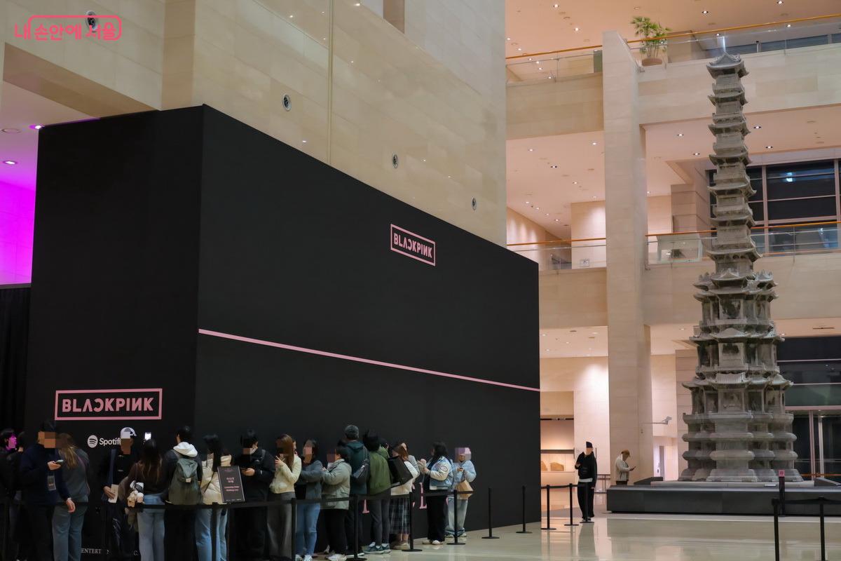 방문객들이 블랙핑크의 음악을 감상하기 위해 리스닝 존에 줄을 서고 있다. &copy;박성환