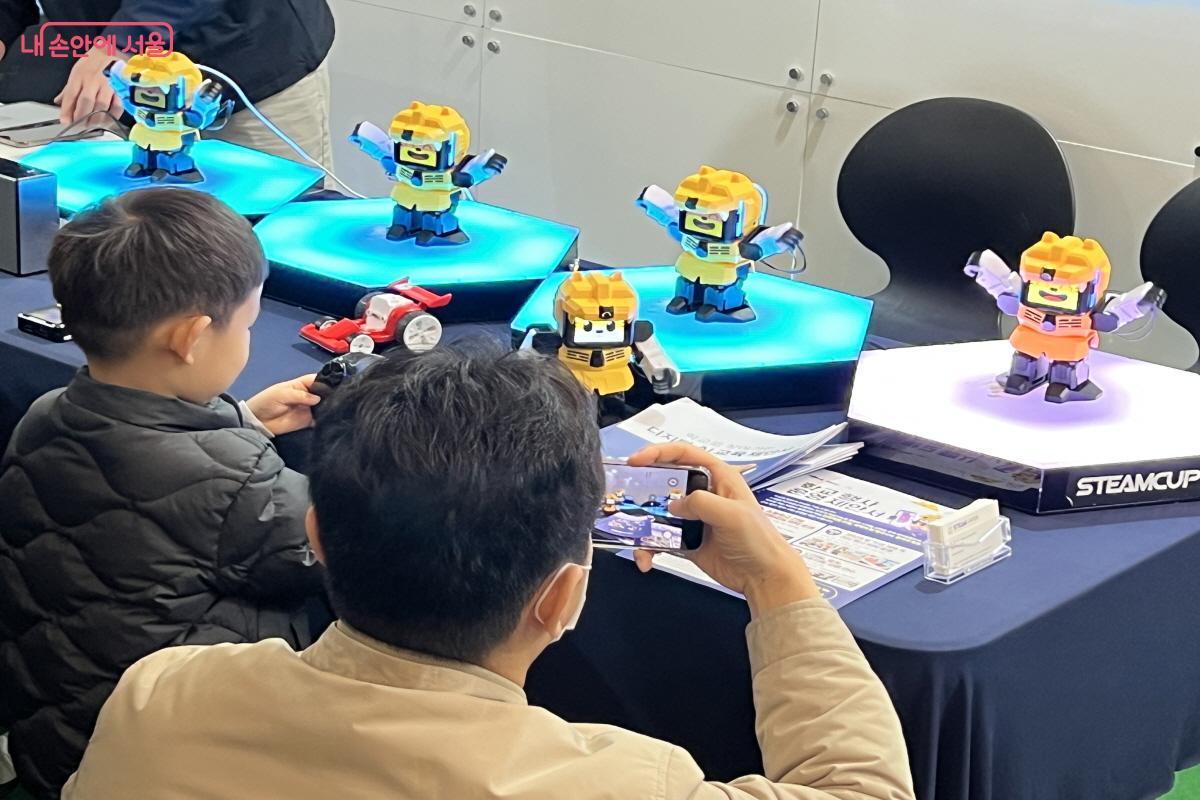 학습 로봇의 역동적인 움직임은 아이와 어른의 관심을 끌었다.  ⓒ박지영