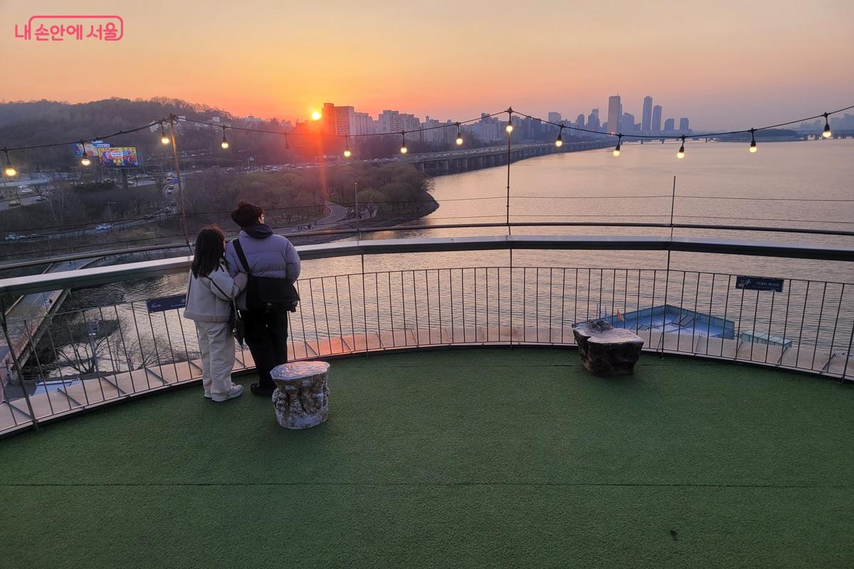 동작대교 노을카페 야외 전망대에서 바라본 한강의 노을 &copy;조연