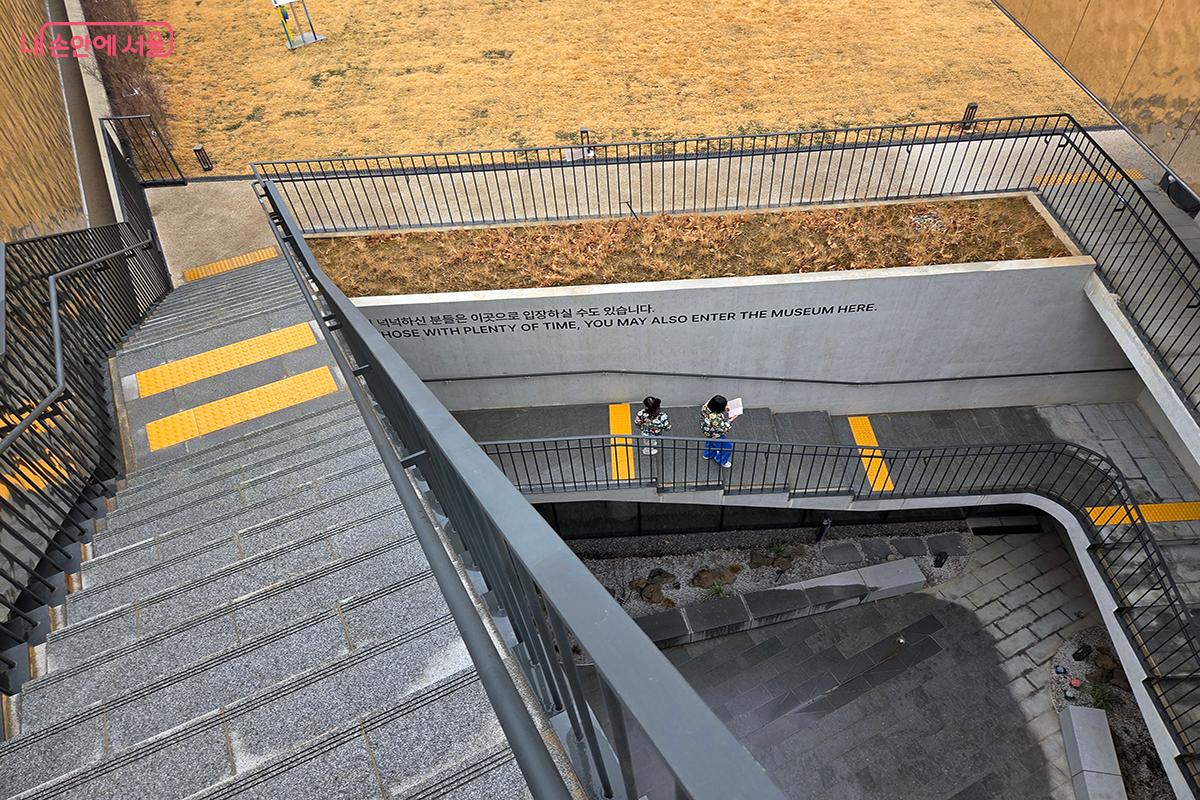 여유로운 탐험을 제안하는 외부 계단은 지하로 이어지는 구조로 설계됐다. ⓒ이다현