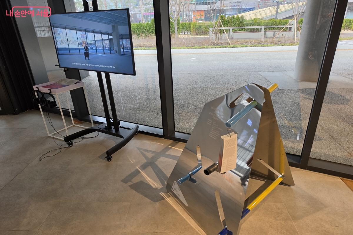 관람객은 뉴미디어를 몸으로 경험한다.