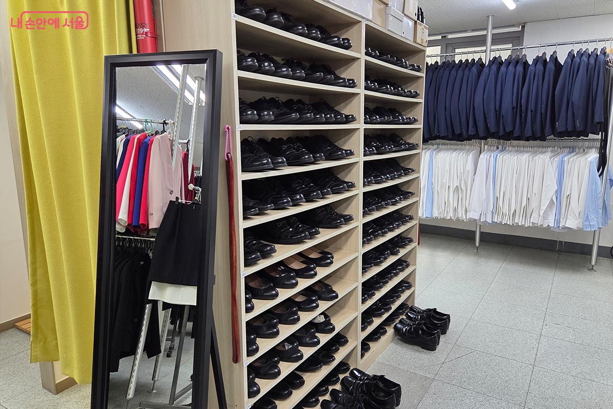 발 모양과 크기에 맞춰 선택할 수 있도록 준비된 남녀 구두 ©이다현