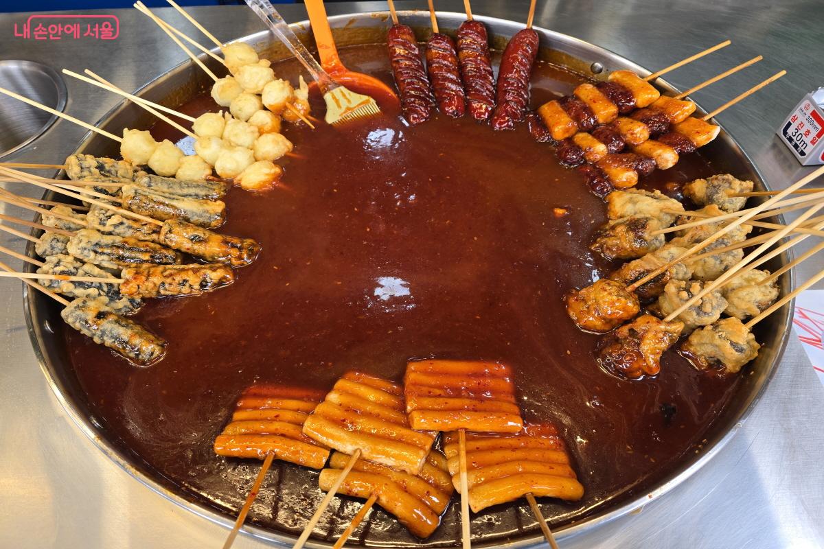 달콤한 소스에 범벅된 꼬치들.