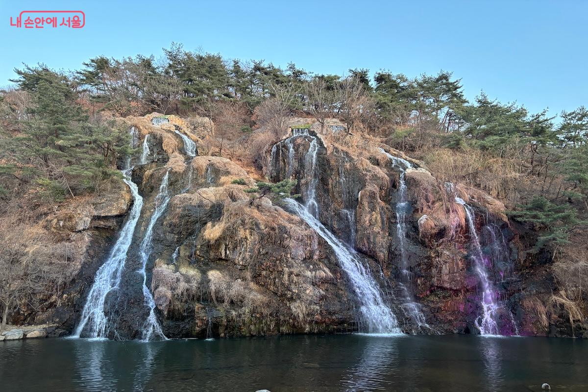 보기만 해도 시원해지는 홍제폭포 &copy;이혜원