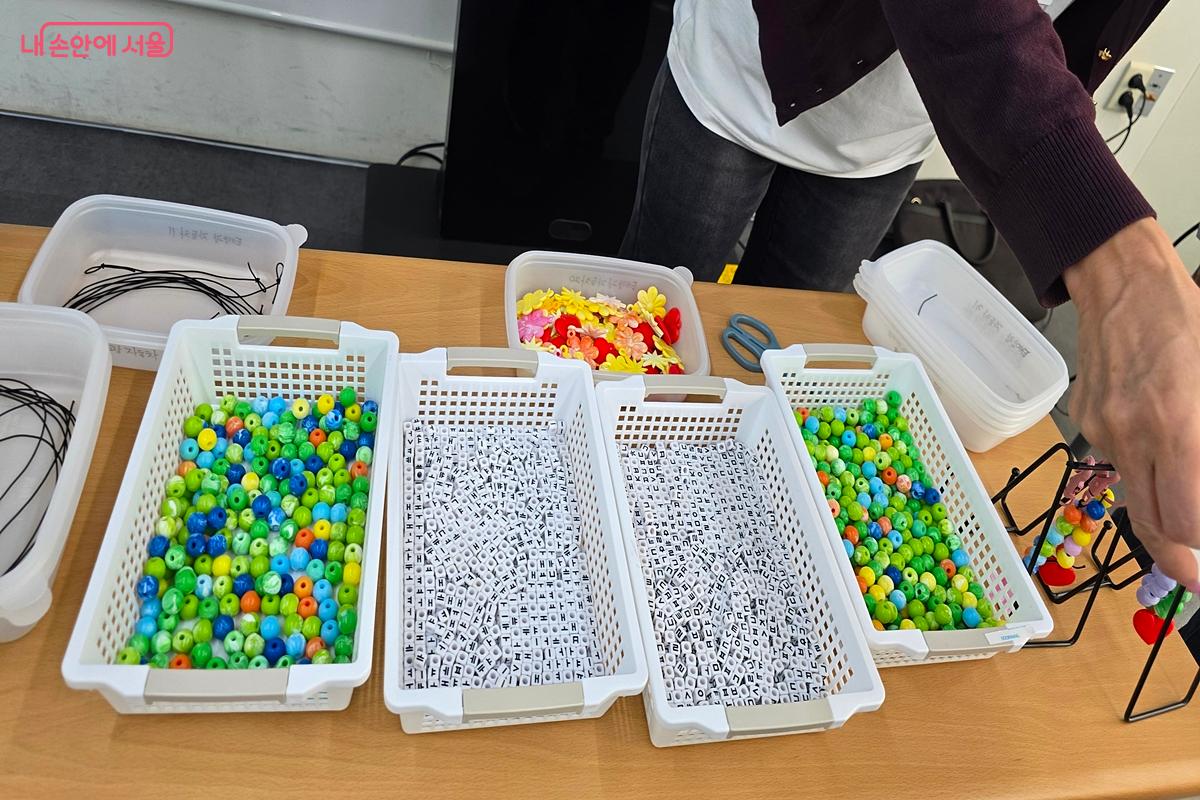 '토요일 환경교실'의 일환으로 재생플라스틱 팔찌 만들기 체험에 참여했다. &copy;김윤경