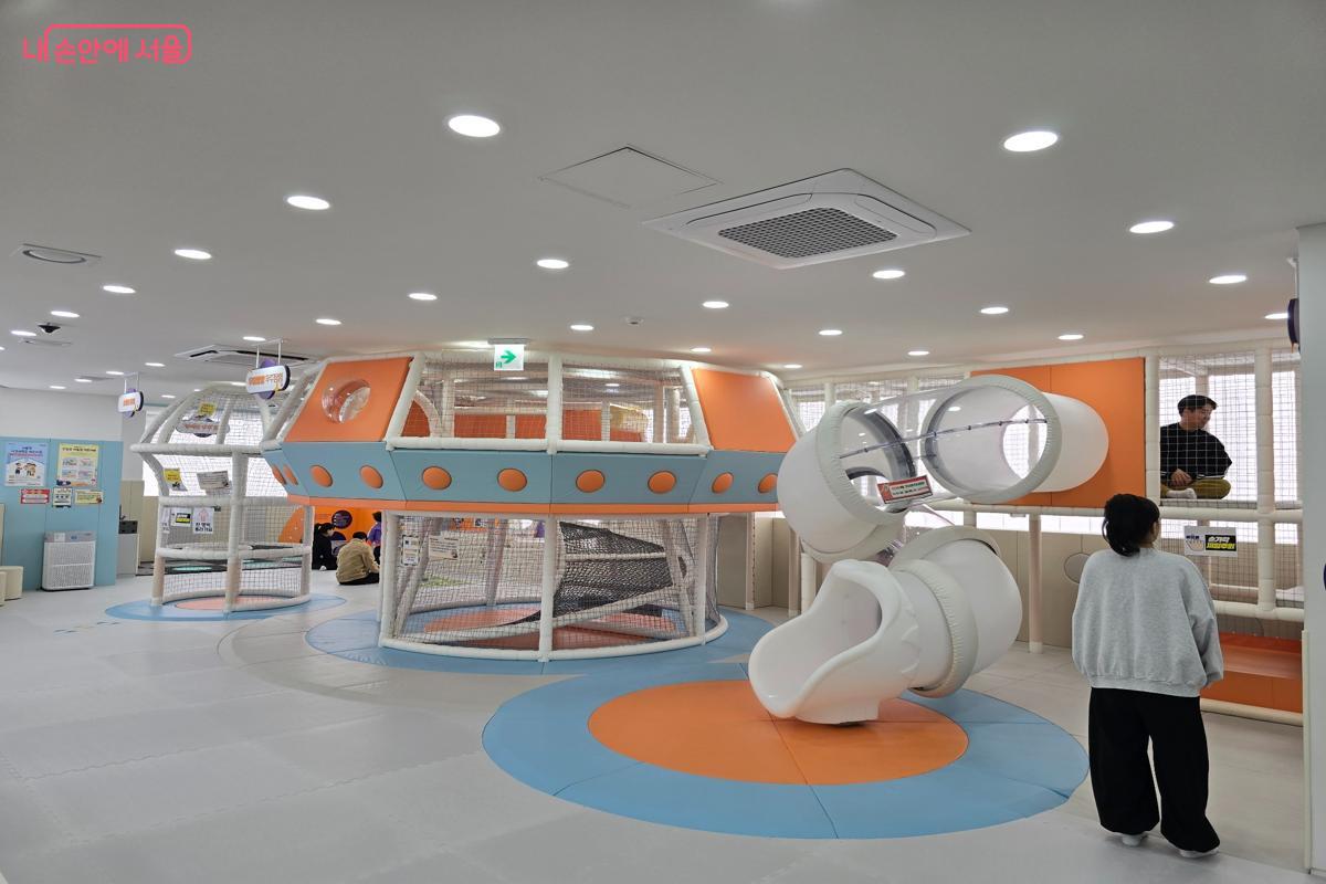 우주선 모양을 한  '우당탕탕 우주탐험' 놀이 시설 &copy;강사랑