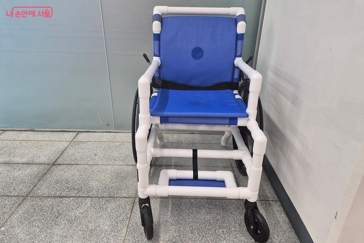 수영장에 구비된 전용 휠체어를 타고 수영을 즐길 수 있다. &copy;백승훈