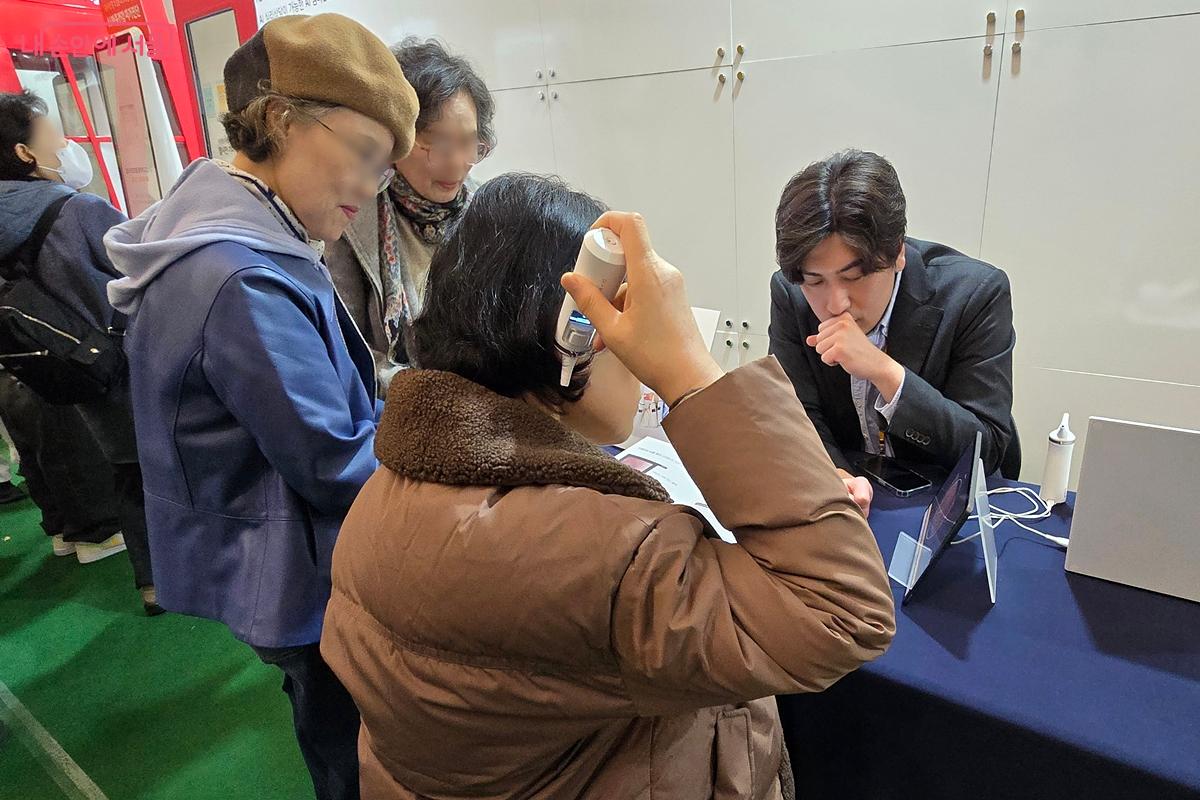 어르신들이 귀 질환을 검사하고 있다. ⓒ김윤경